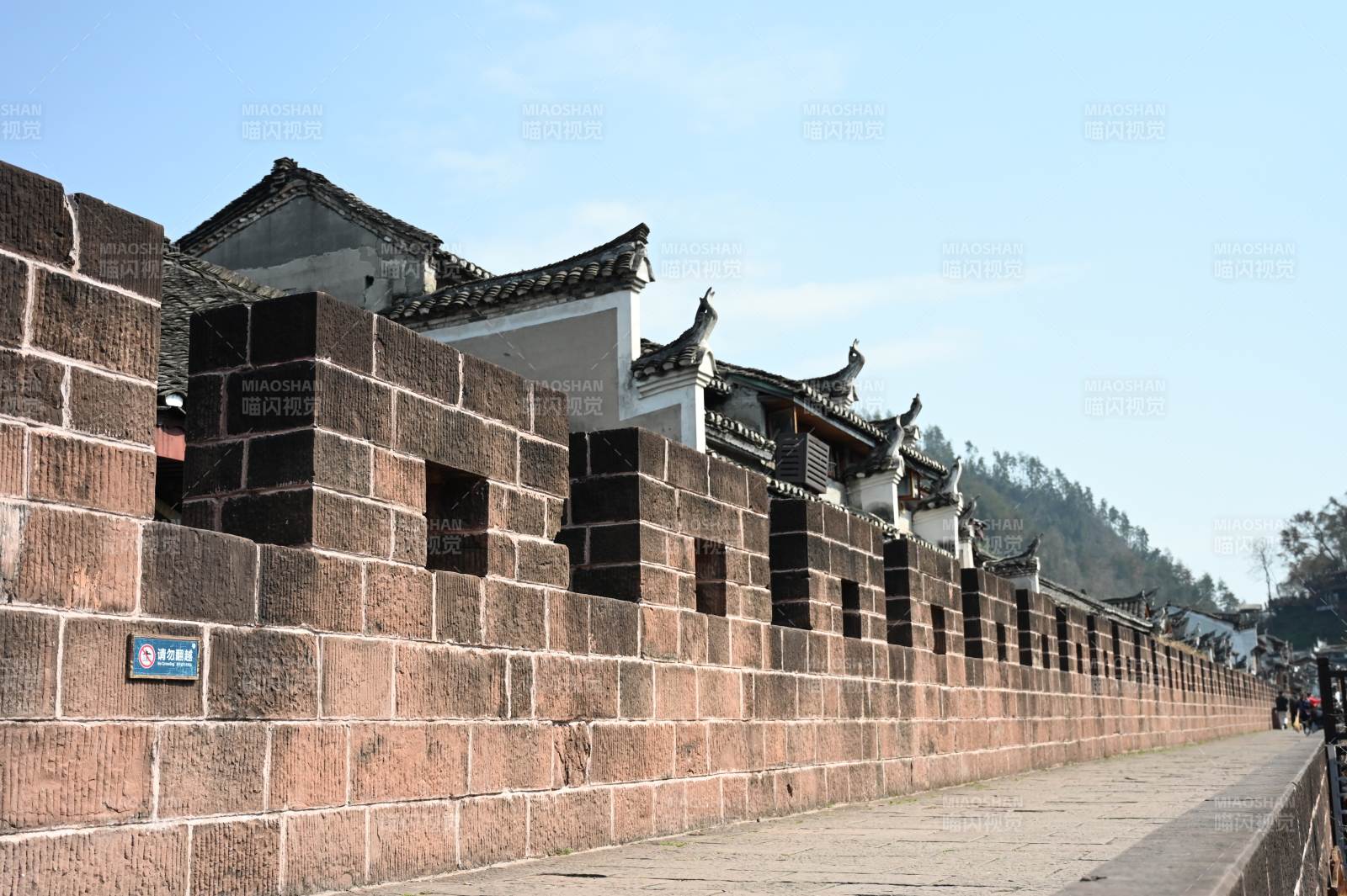 古城墙绵延 青瓦白墙映蓝天图片