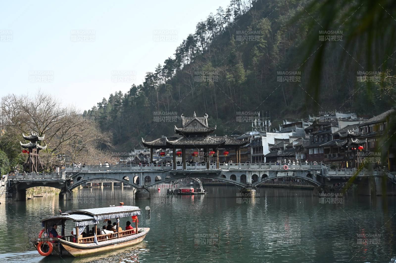 古桥游船映山城图片