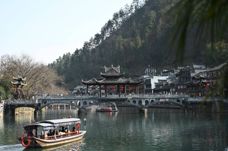 古桥游船映山城图片