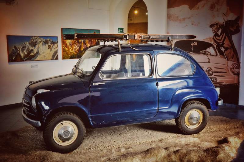 蓝菲亚特复古展车图片