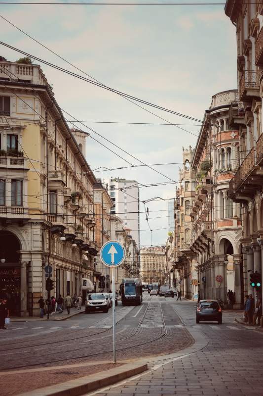 老城街景 电车穿行其间图片