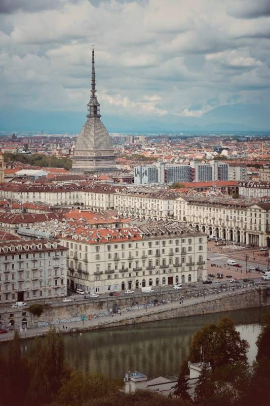 都灵城市风光 尖塔映河图片