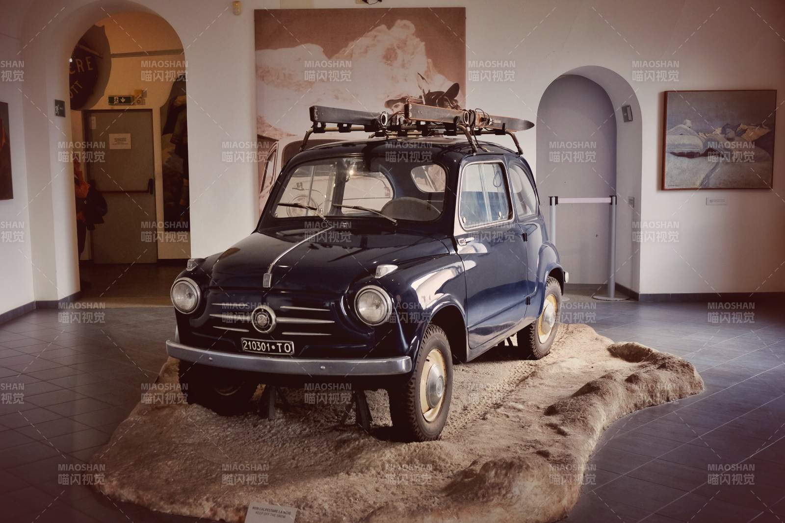 复古蓝车配毛毯 展厅静展图片