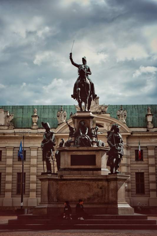 骑马雕像矗立广场中央图片