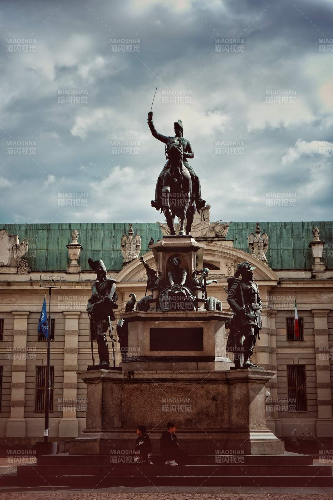 骑马雕像矗立广场中央图片