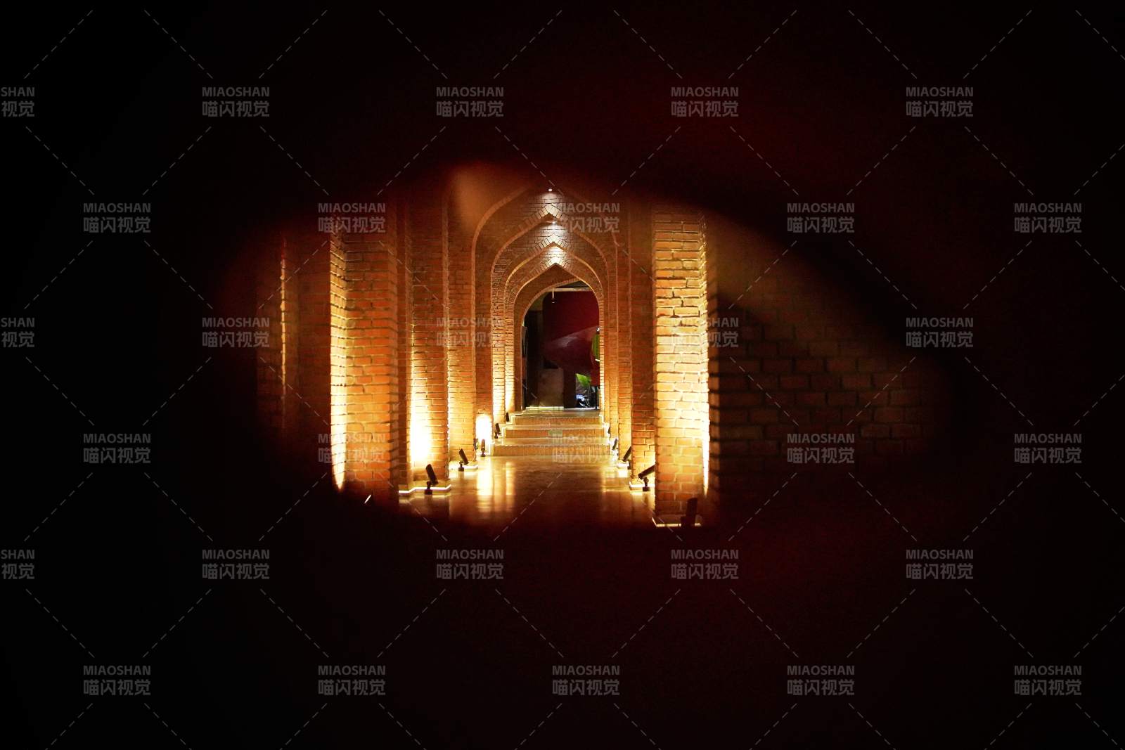 古巷灯影 幽深如画图片