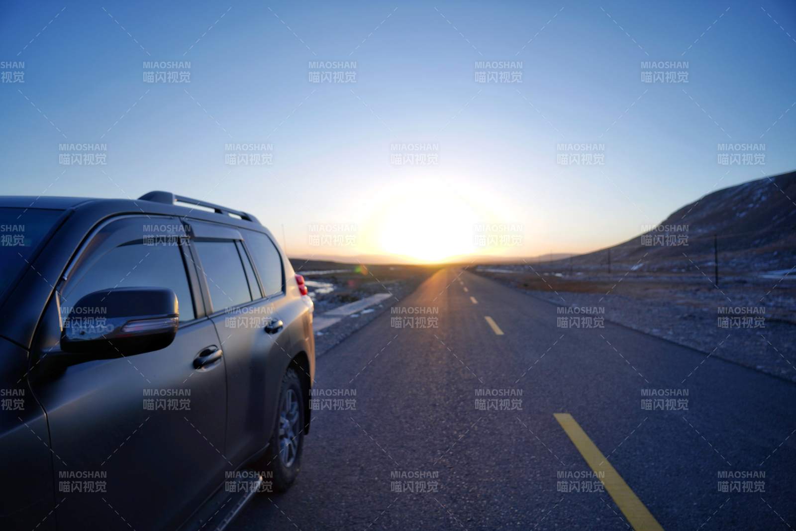 夕阳公路 SUV静候远方图片