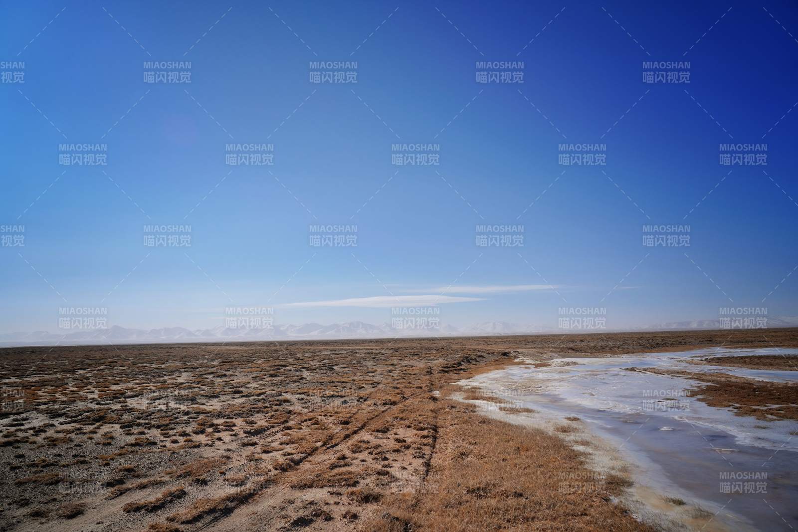 荒原雪径 蓝天无垠图片