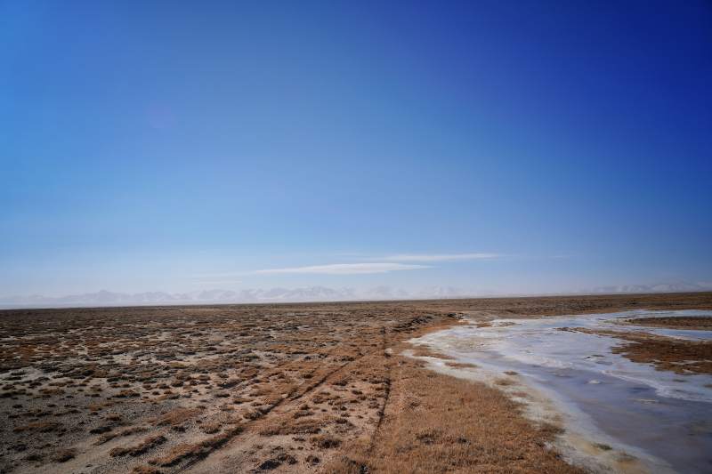 荒原雪径 蓝天无垠图片