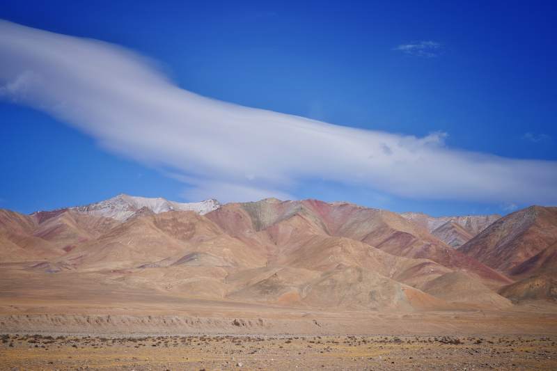 彩山云带映蓝天图片