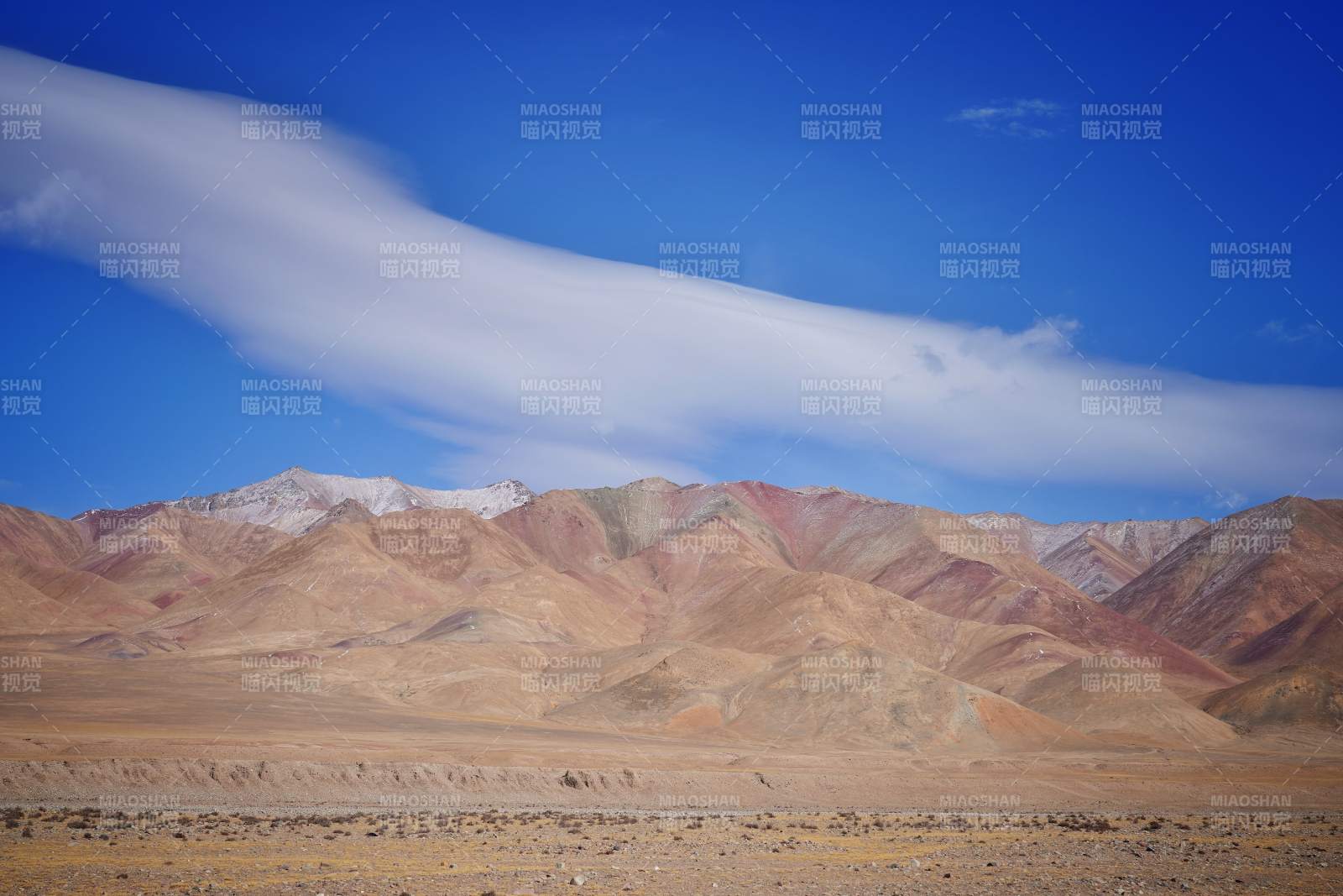 彩山云带映蓝天图片