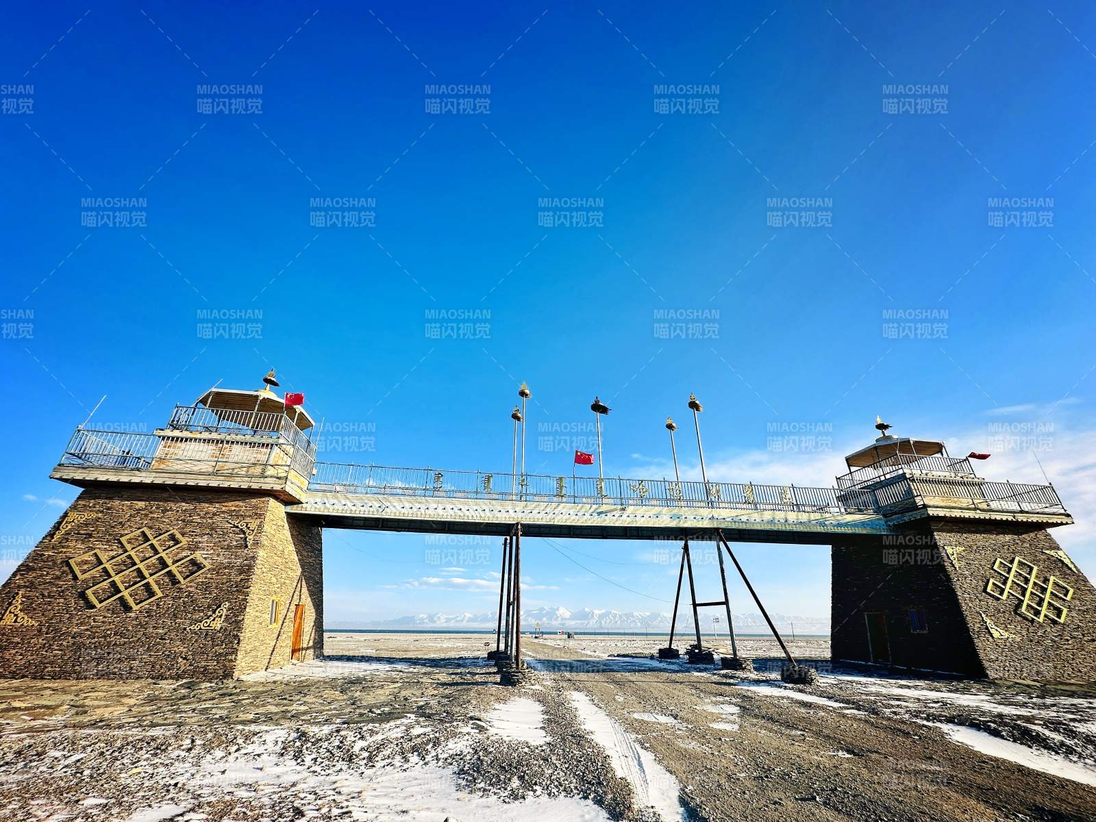 雪后水闸蓝天映图片