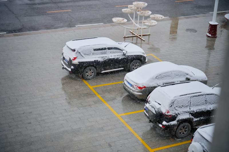 雪覆停车场 车辆静待晴图片