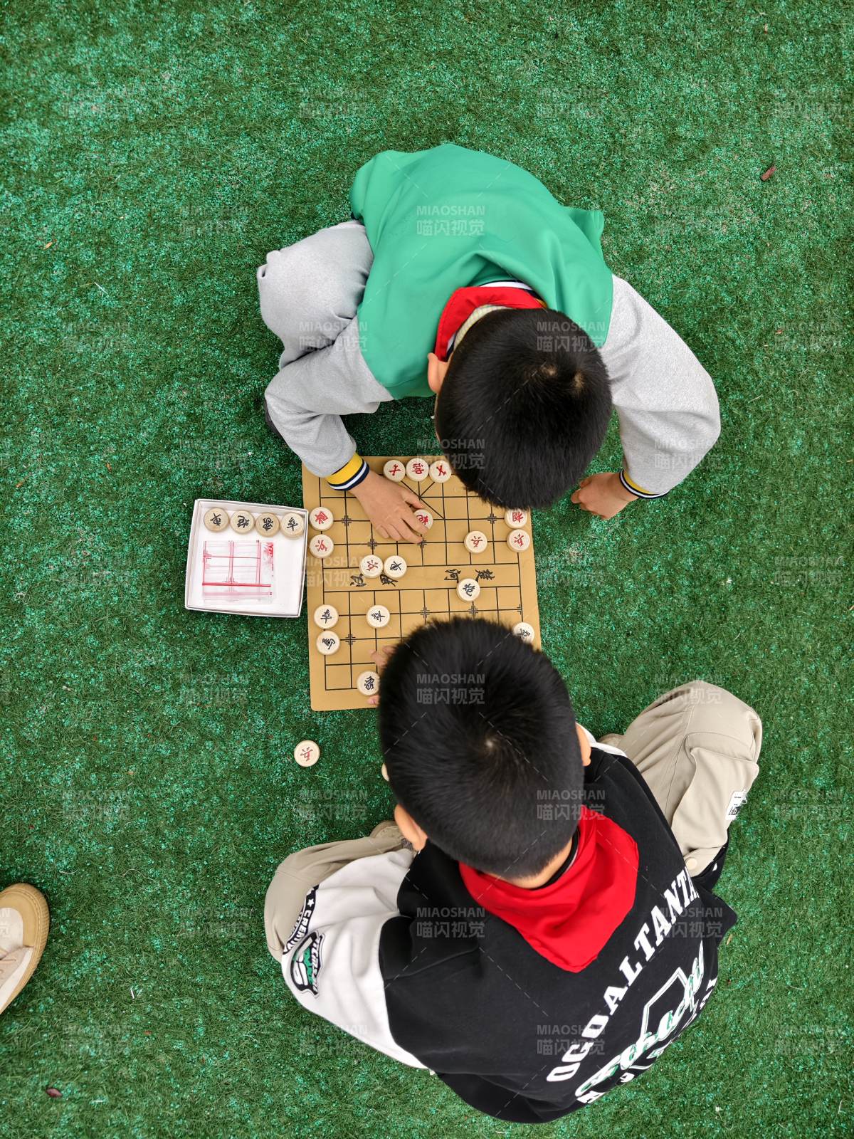 绿茵地上对弈象棋乐图片