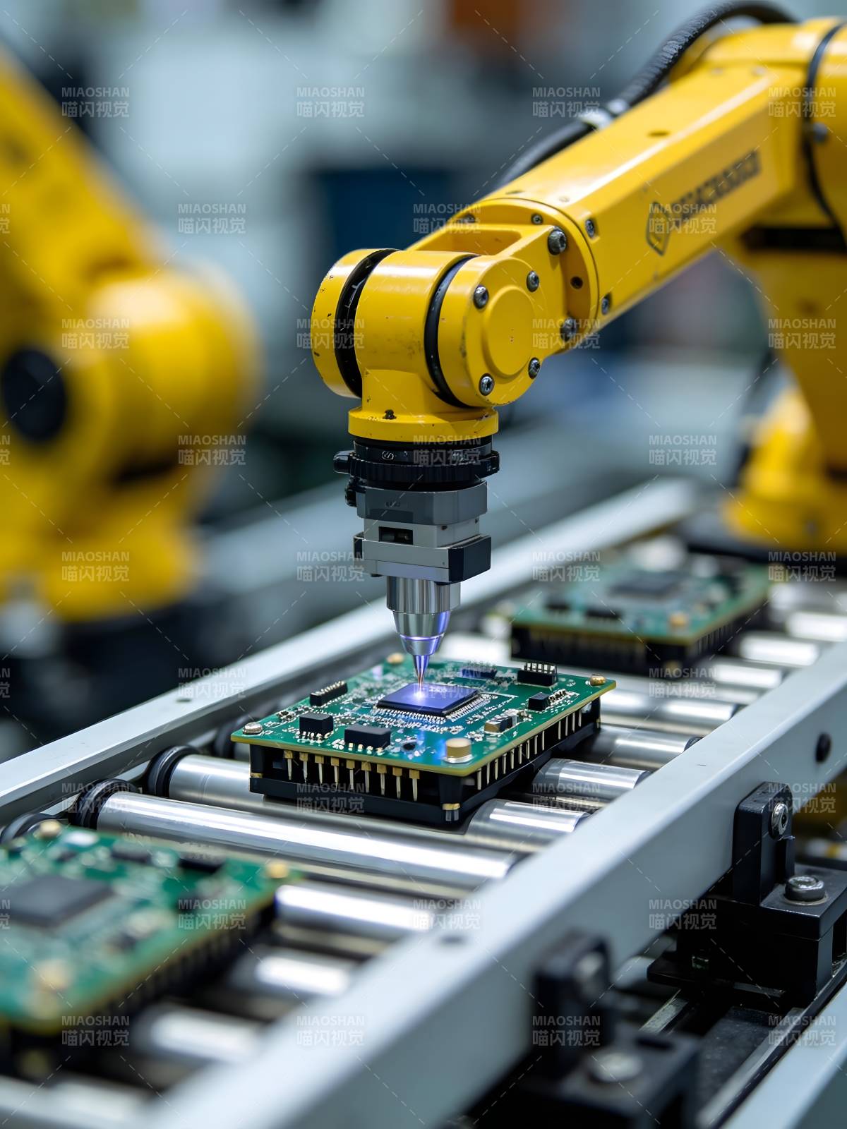 机械臂精准装配电路板图片