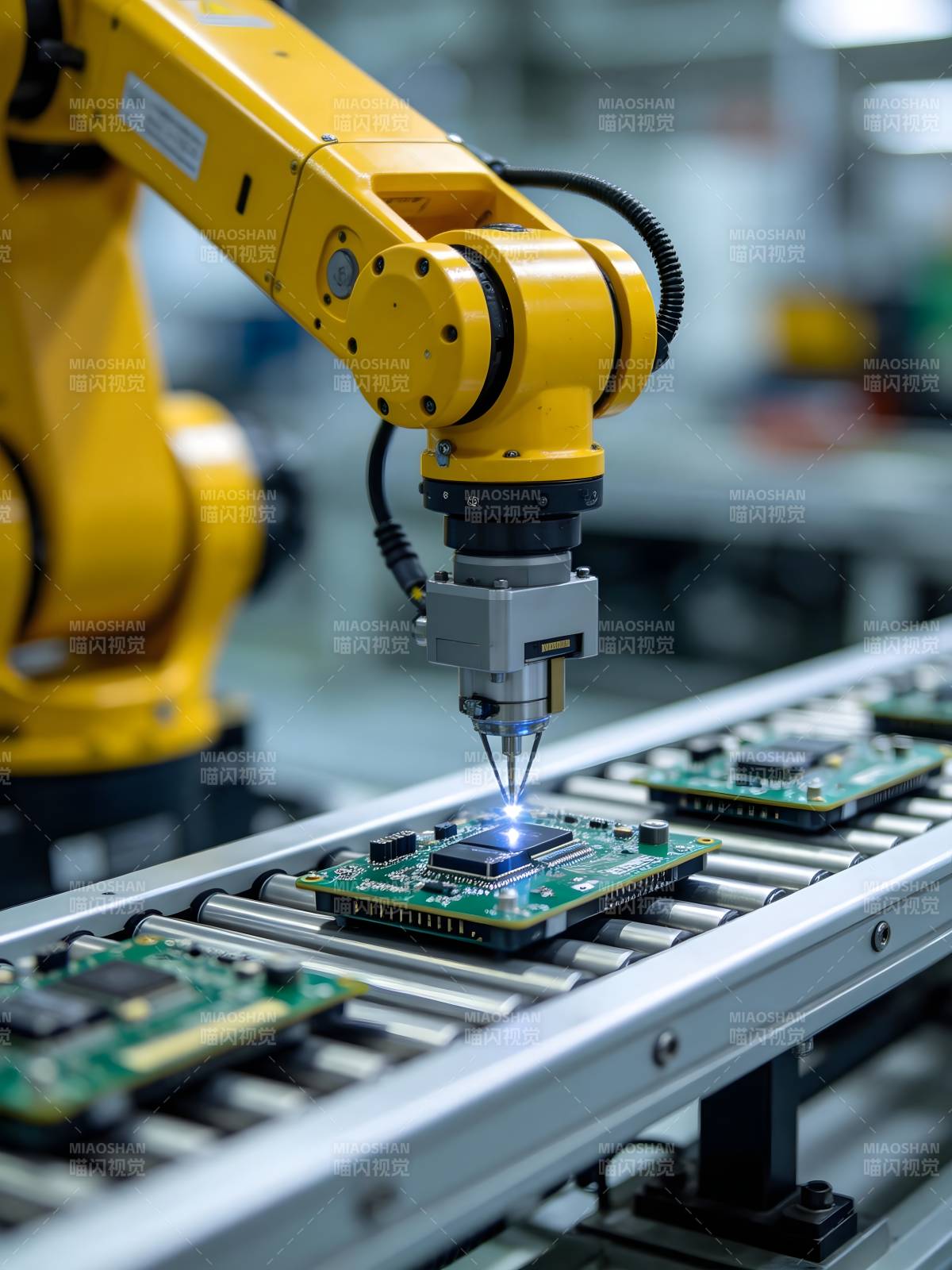 机械臂精准装配电路板图片