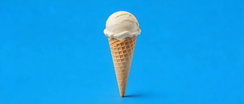 蓝底白冰淇淋甜筒图片