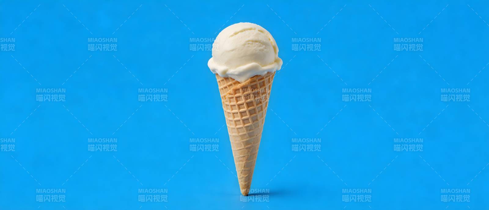 蓝底白冰淇淋甜筒图片