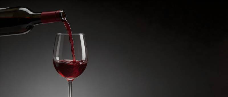 红酒入杯 醇香四溢图片