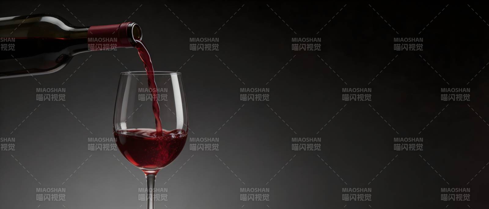 红酒入杯 醇香四溢图片