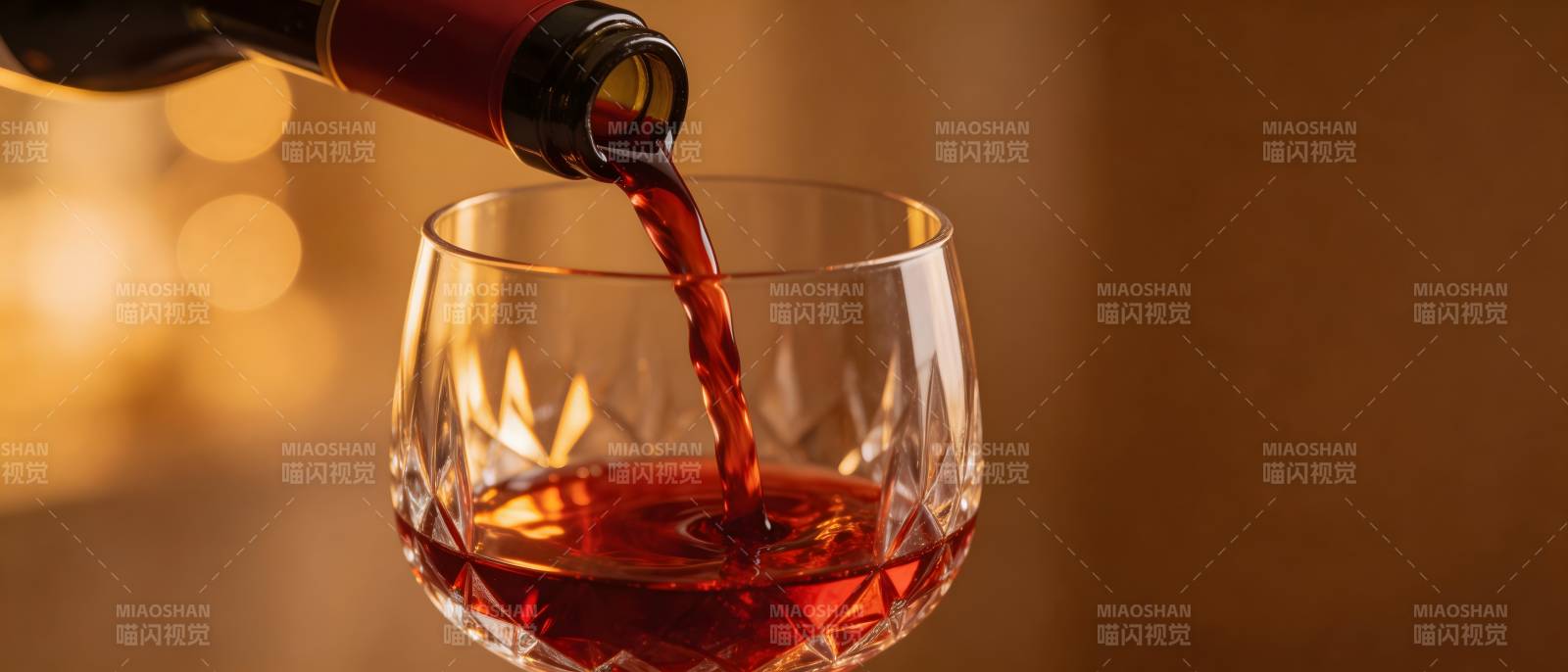 红酒入杯 暖光微醺图片