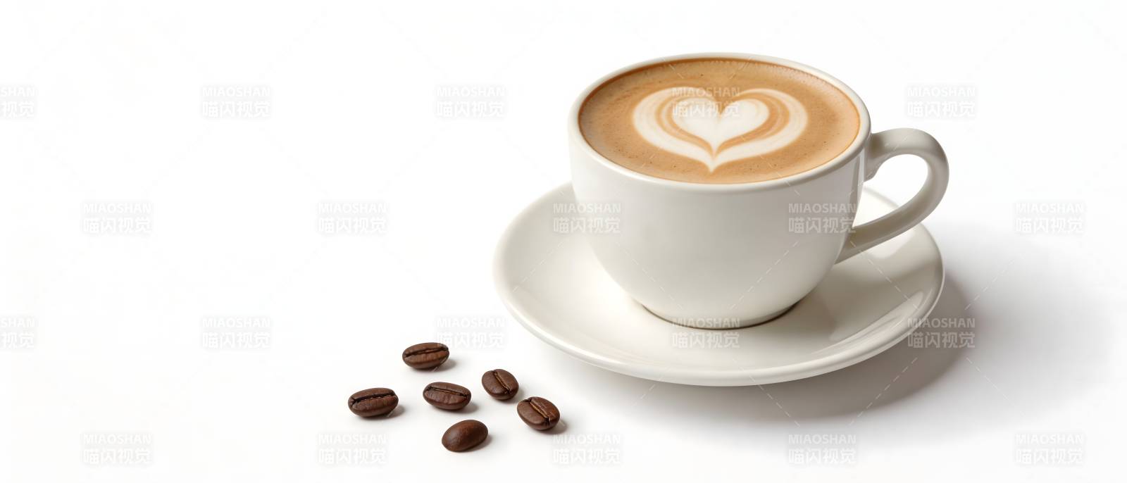 咖啡杯中的爱心拉花图片