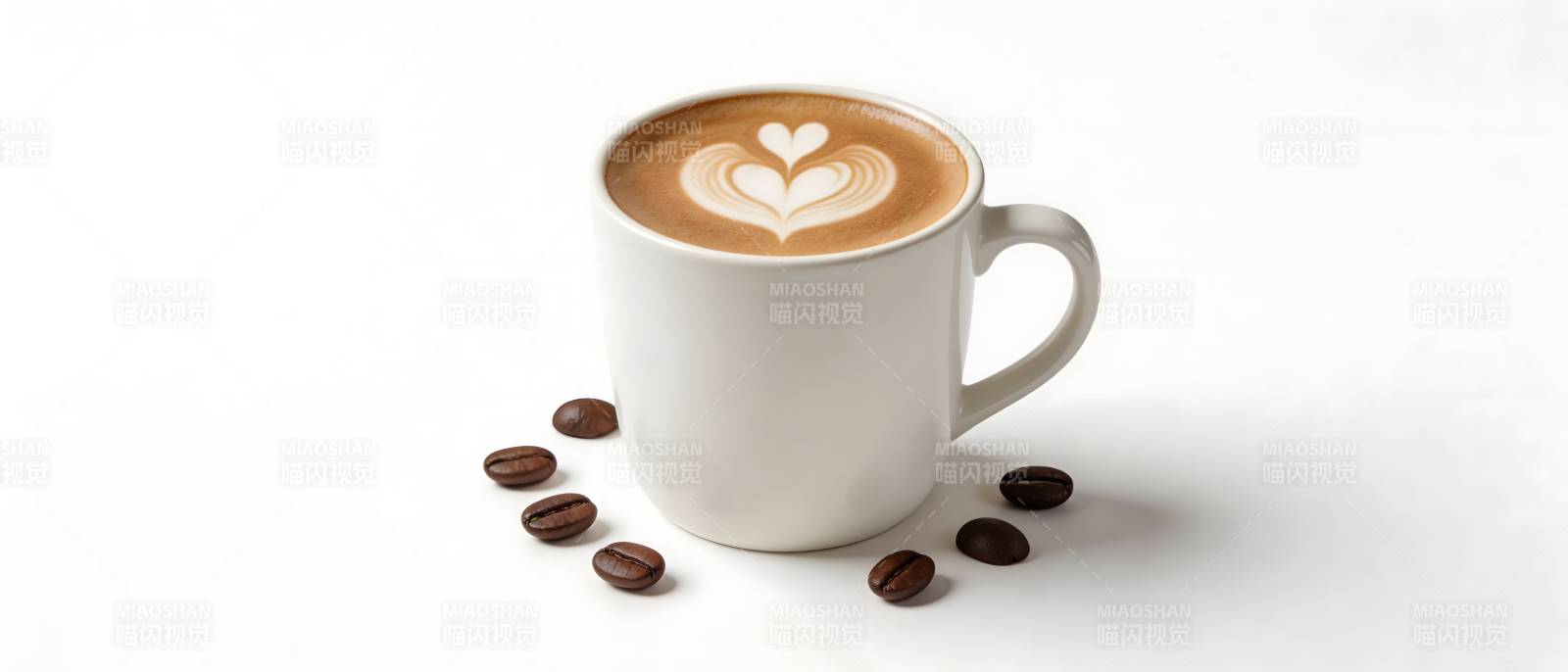 咖啡拉花与咖啡豆相伴图片