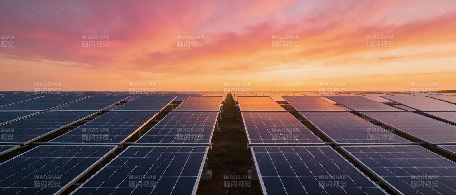 夕阳下的太阳能板阵列图片