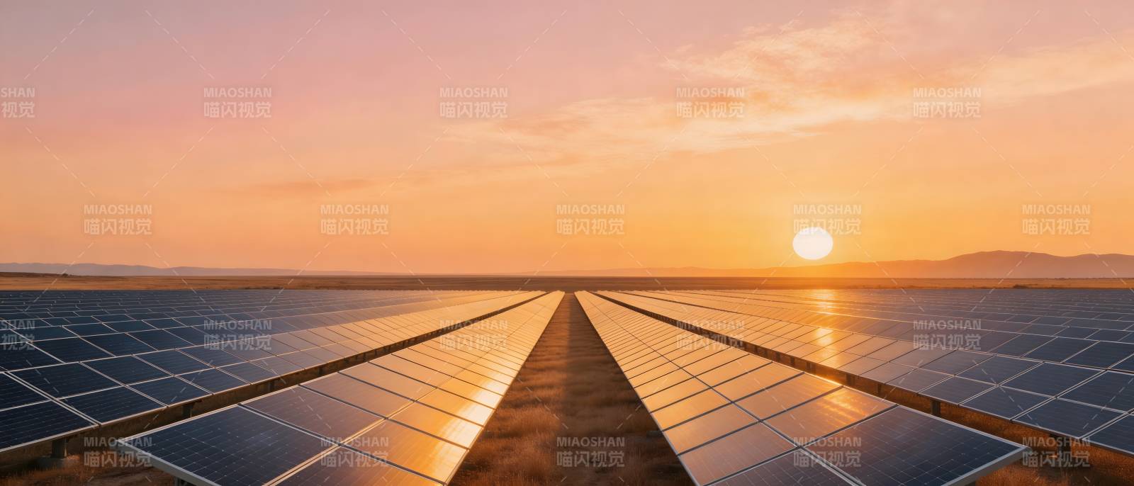 夕阳下的太阳能板阵列图片