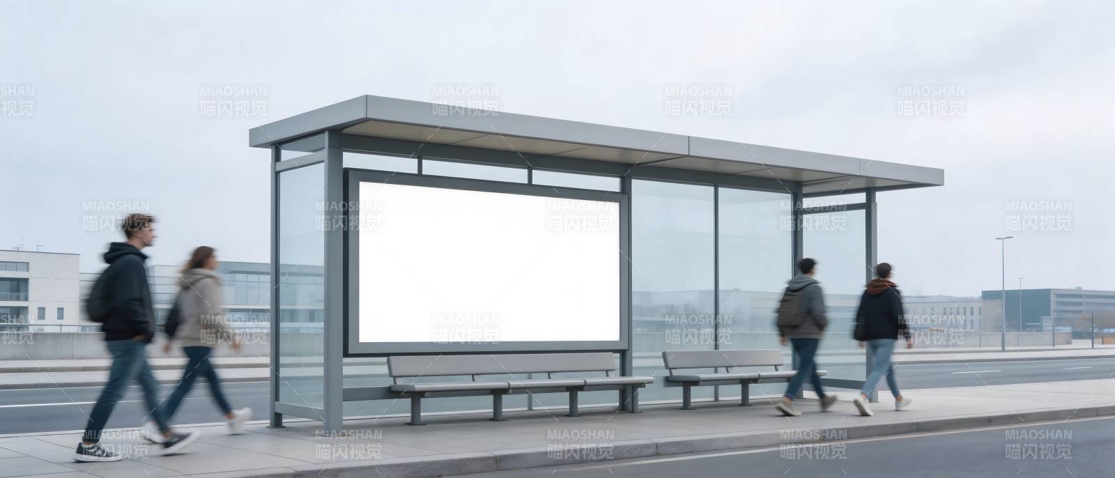 公交站广告牌 行人匆匆过图片