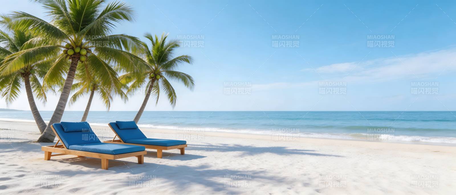 椰影沙滩 蓝椅迎海风图片