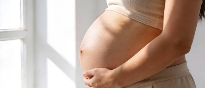 孕肚轻抚 阳光温柔相伴图片