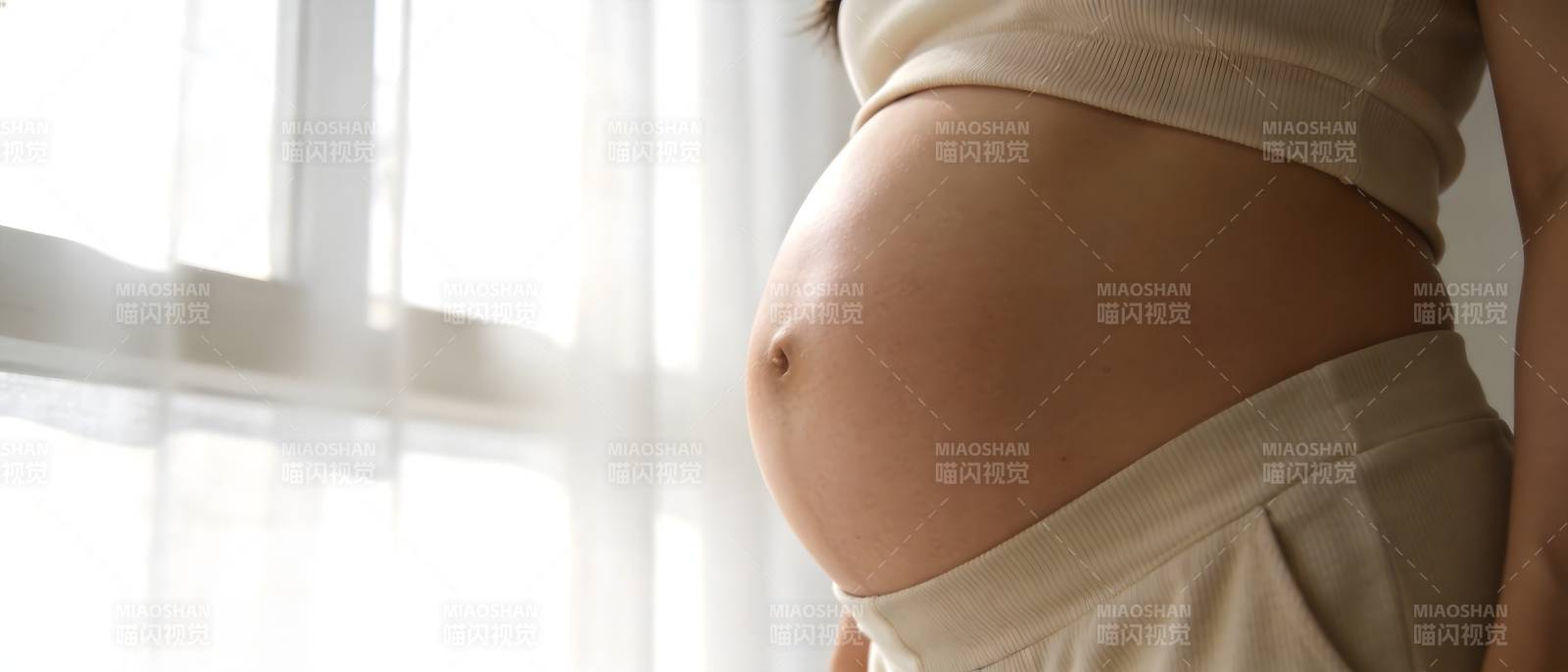 孕肚特写 温柔光晕中图片