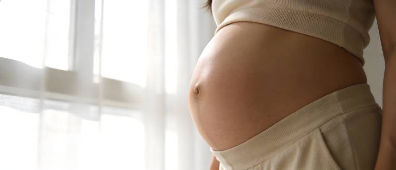 孕肚特写 温柔光晕中图片