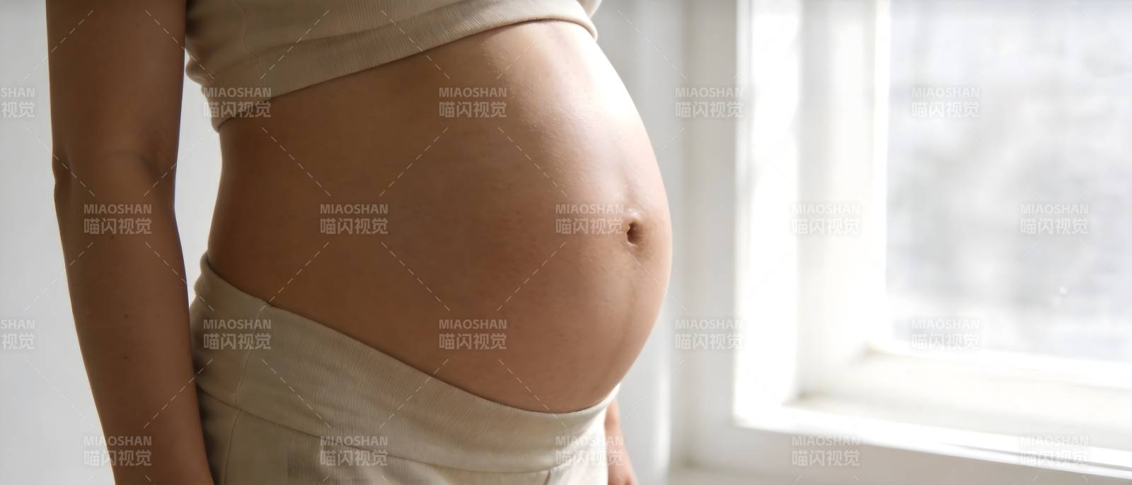 孕肚侧影 窗边温柔光图片
