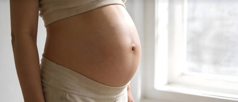 孕肚侧影 窗边温柔光图片