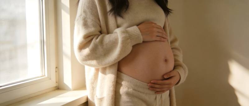 孕妈妈轻抚 belly 暖阳相伴图片