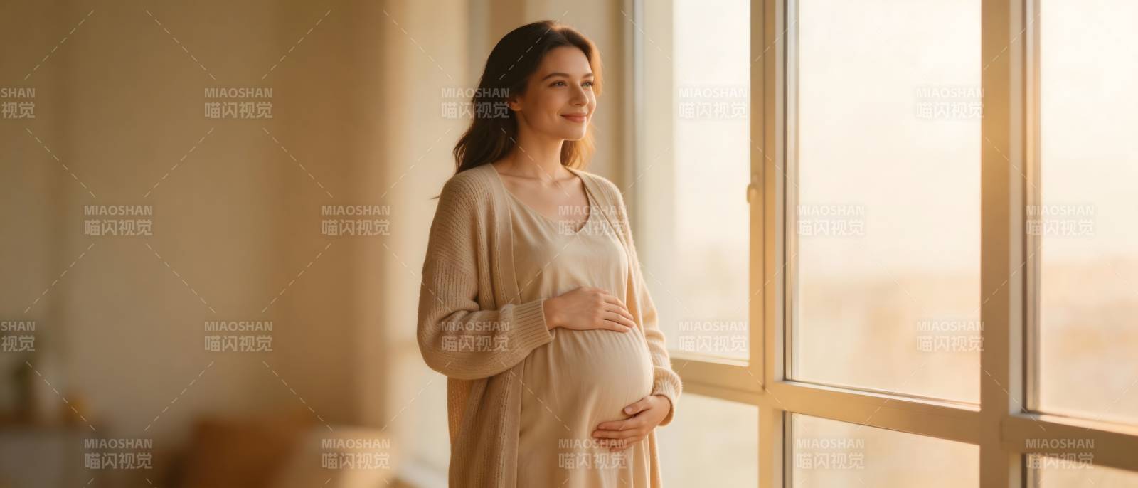 孕妈妈窗边静享暖阳时光图片
