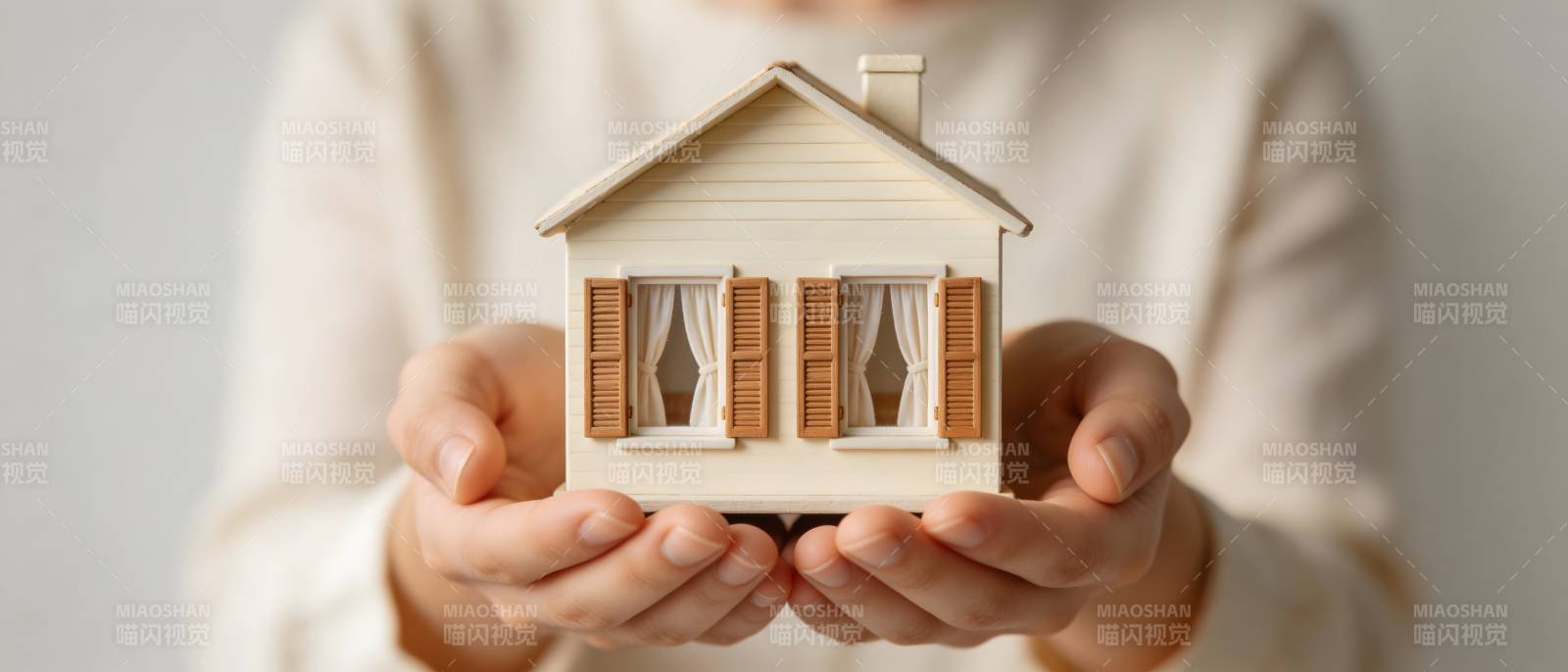 双手托起温馨小屋模型图片