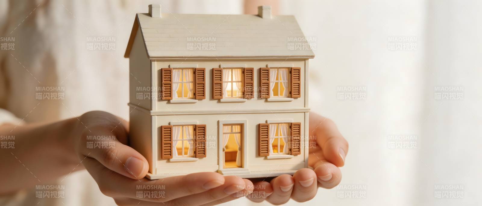 双手捧温馨小屋模型图片