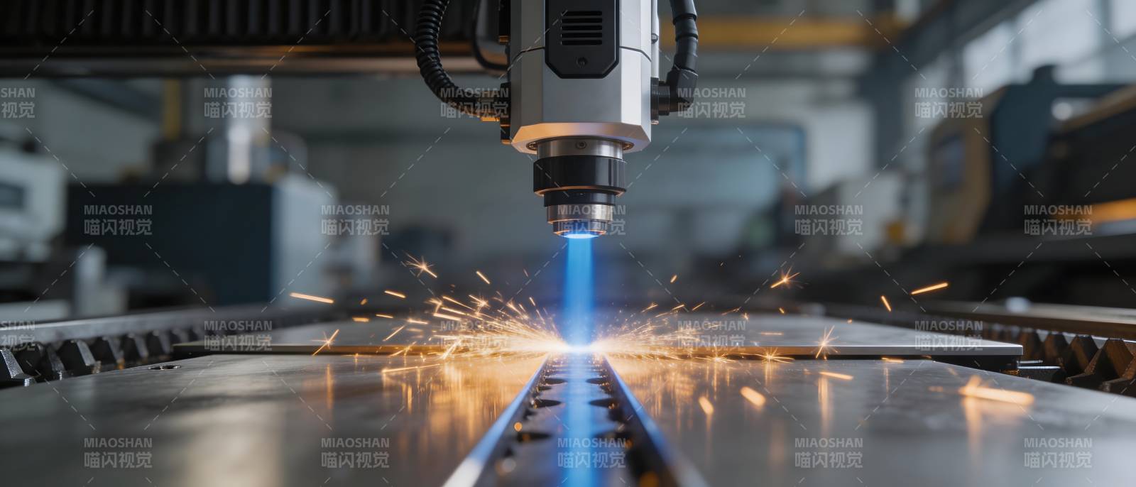 激光切割金属火花四溅图片