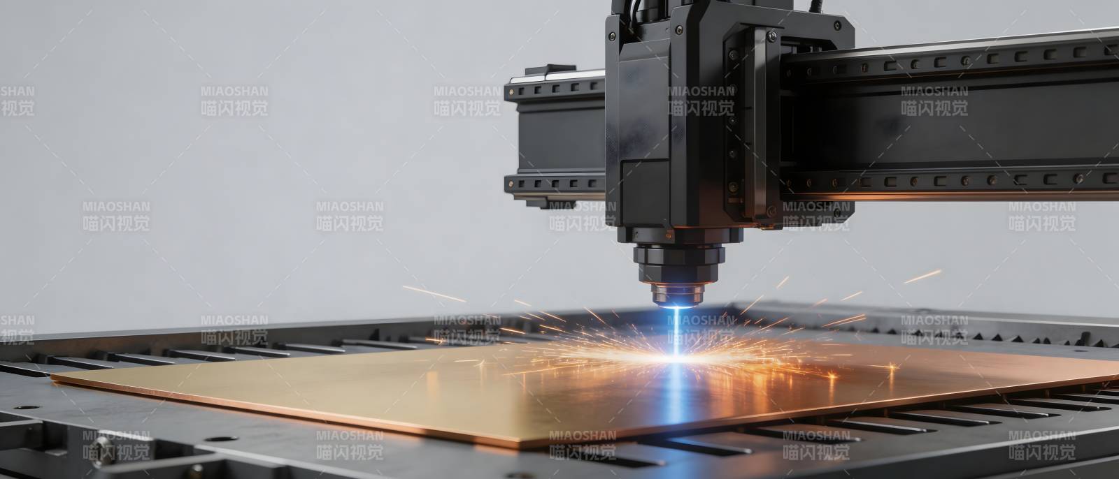 激光切割金属板火花四溅图片