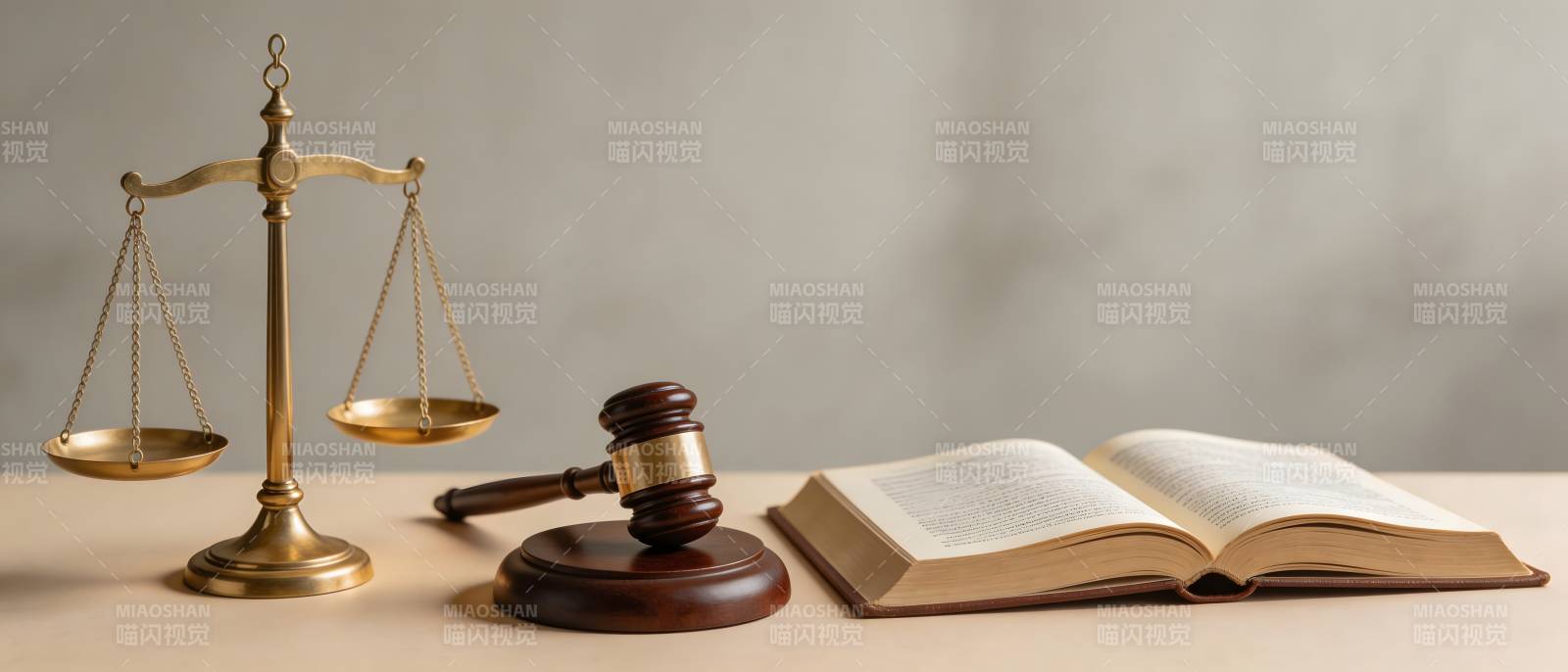 法槌天平与法律之书图片