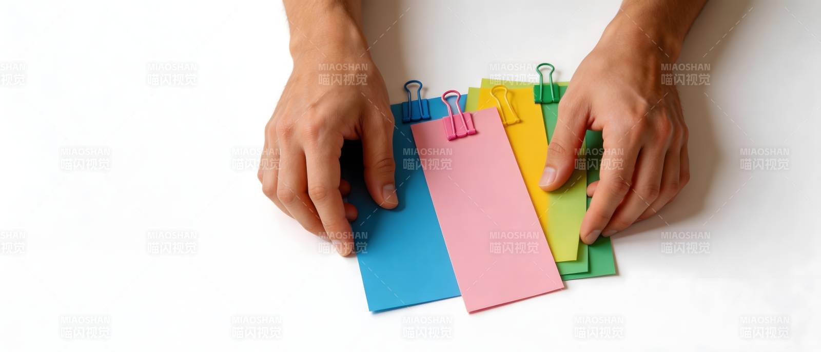 彩色便签夹 双手整理中图片
