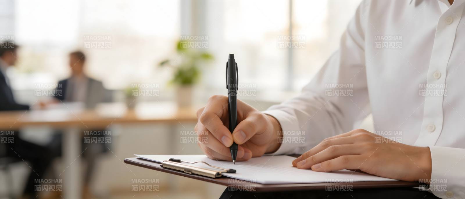 办公场景 手写记录瞬间图片