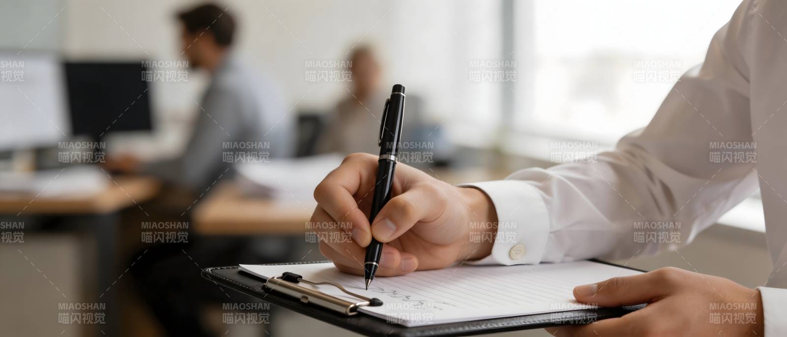 办公场景中手写记录瞬间图片