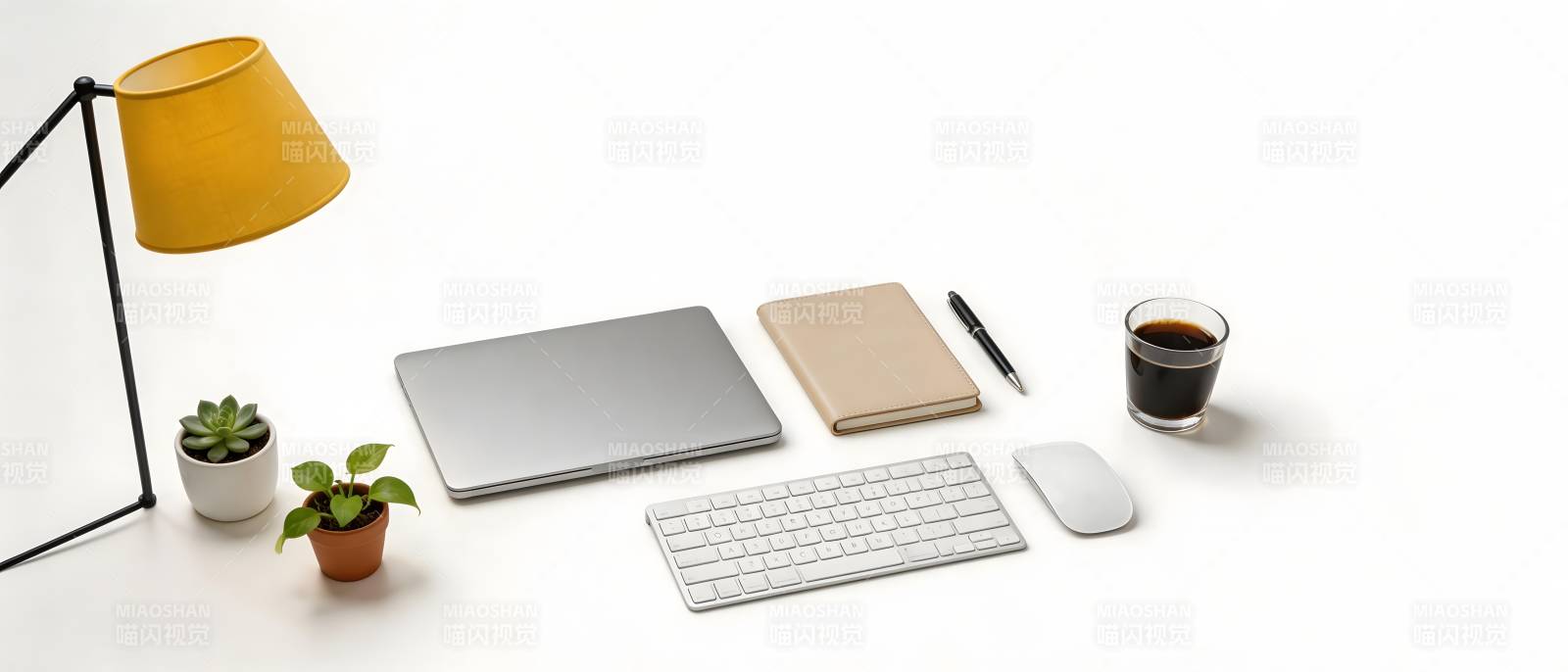 简约办公桌面布置图片