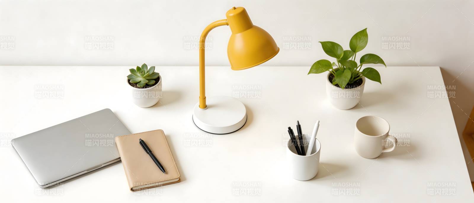 简约书桌 黄灯绿植伴工作图片