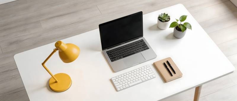 简约办公桌 黄灯绿植伴电脑图片