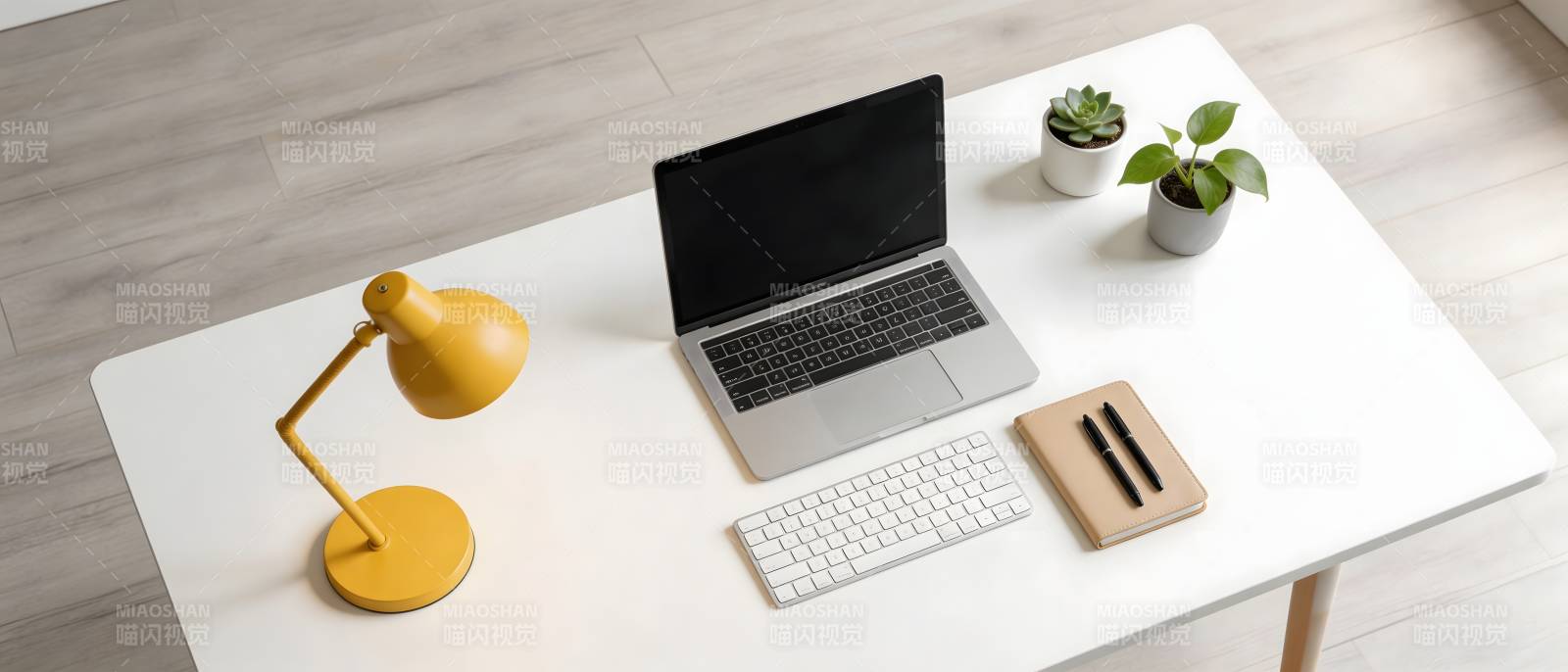 简约办公桌 黄灯绿植伴电脑图片